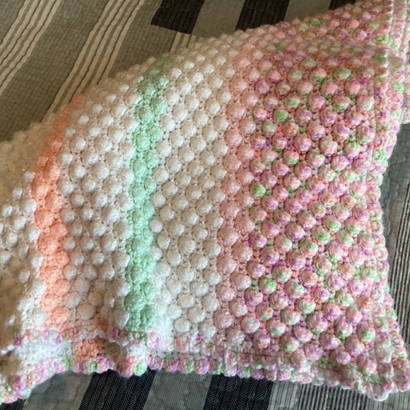 PINK & WHITE LIGHT COLORED HANDKNITTED TEXTURED COTTON MIX BABY BLANKET - Picture 8 of 8